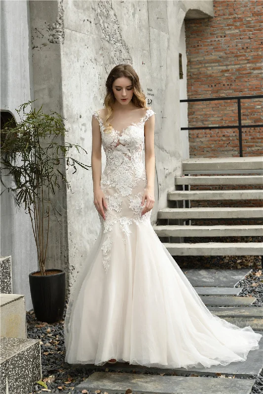 Blowout Deals Mermaid Bateau Ivory Wedding Dress with White Lace