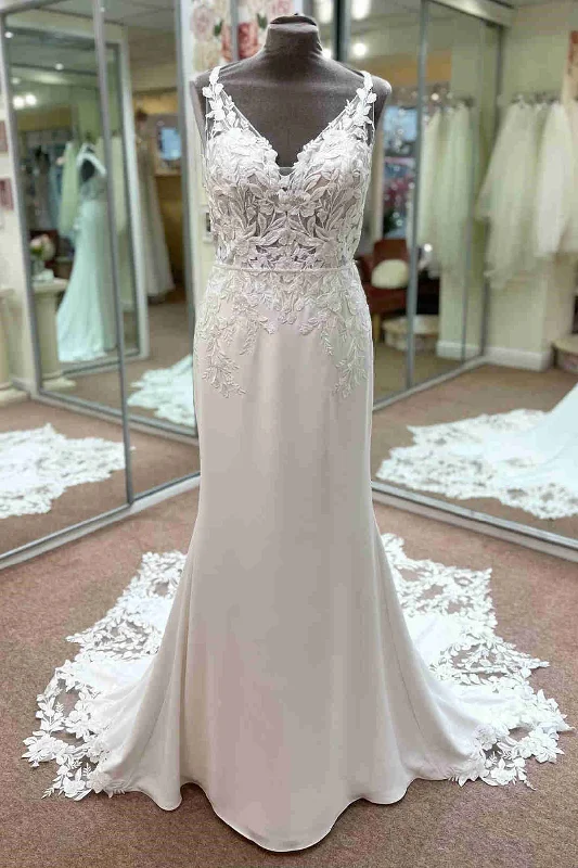 Special Savings Backless V-Neck White Appliqued Wedding Dress with Train
